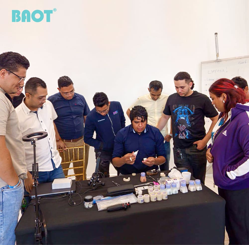 Clase magistral sobre porcelana dental con Ernesto Larios Montano en Nicaragua